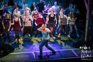Tanzende Gruppe auf der Bühne beim Body Rhythm Festival Hamburg 2019