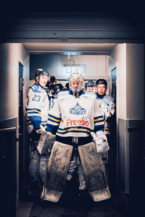 IFK Arboga Hockeys lag på väg ut ur omklädningsrum inför match dokumenterat av eventfotograf i Fagersta.