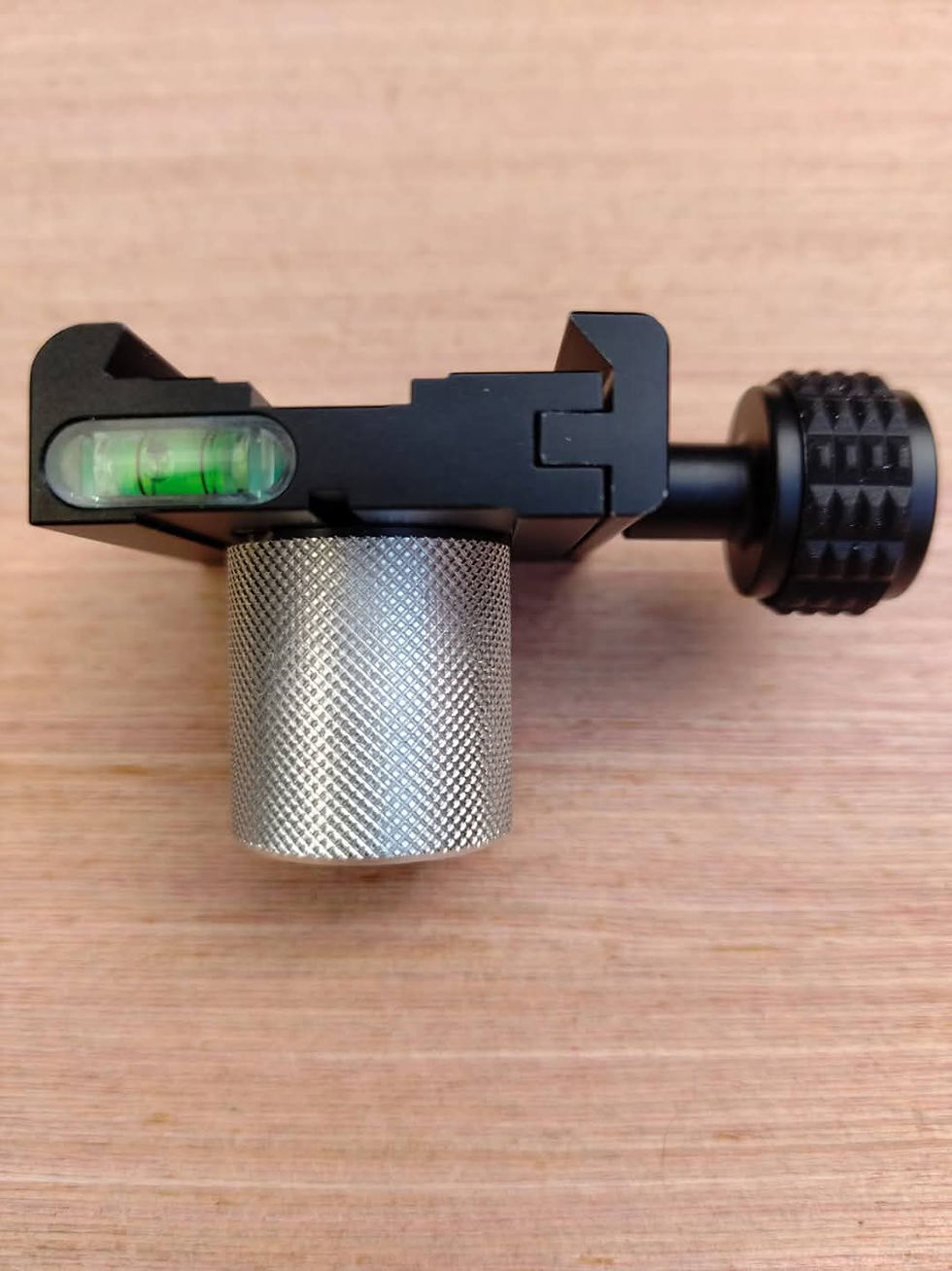 Support de trépied noir avec niveau à bulle et vis de serrage. Couteau GRF.