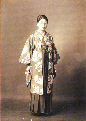 Jeune fille de l'Ere Meiji habillée formellement avec un haori au dessus de son hakama