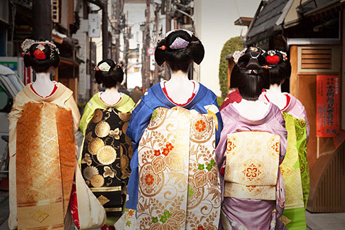 Geisha et Maïko portant darari et maru obi