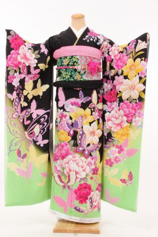 Kimono furisode au motif de papillons virevoltants en groupe