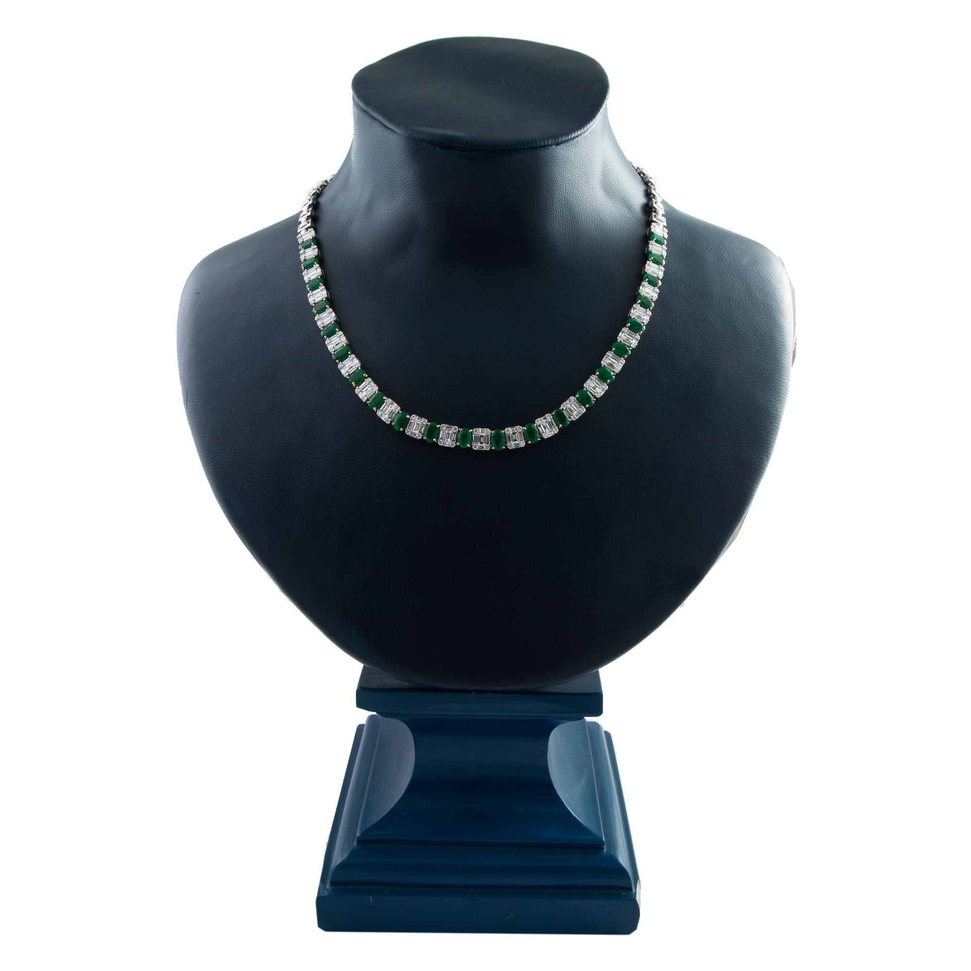 Collar de oro blanco con brillantes y esmeraldas