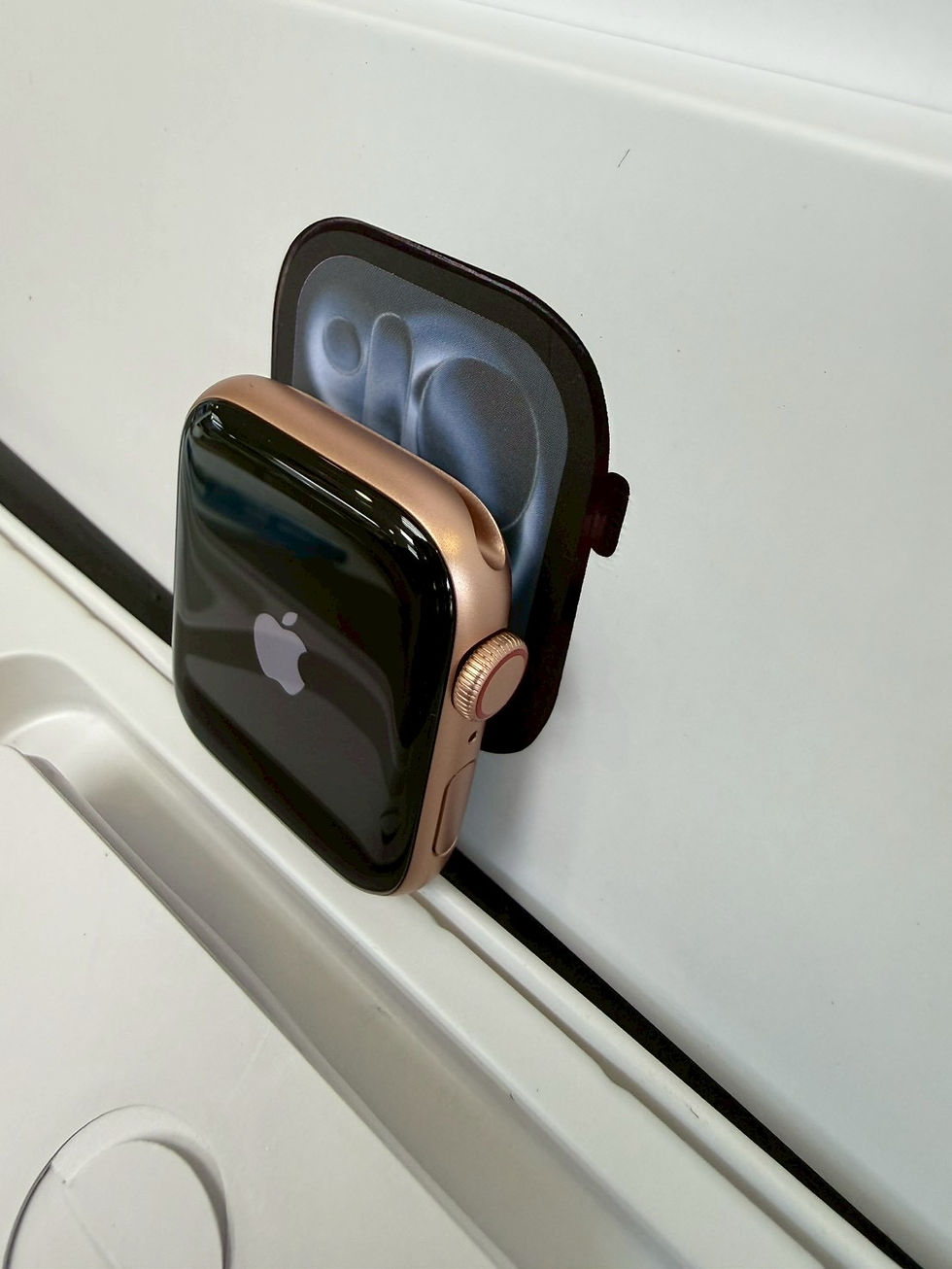 ภาพขนาดย่อ: Apple Watch SE 44mm Gold