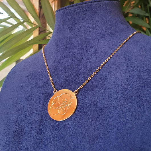 Pendentif en or jaune 18K, forme de médaillon, gravé main
BORDEAUX LEOGNAN