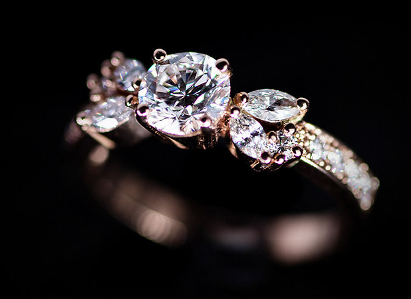 Bague de fiançailles sur-mesure en or blanc sertie d'un diamant d'exception (1).jpg