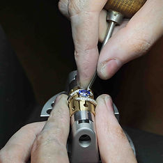 Sertissage bague de diamants et Tanzanite bleu violette.jpg