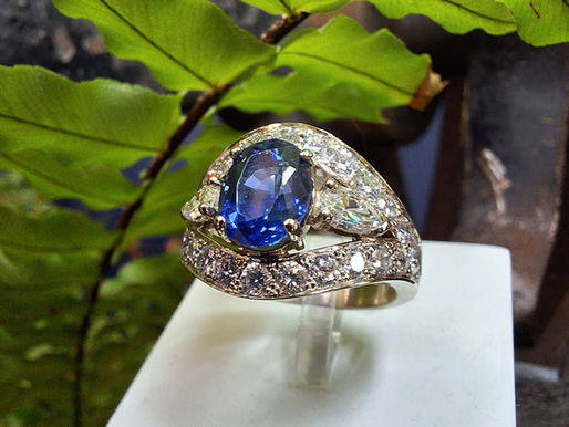 Bague or blanc, saphir bleu velour en centre entouré de diamants blancs