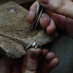 Création de joaillier à la cheville, bague or blanc et diamant jaune.jpg