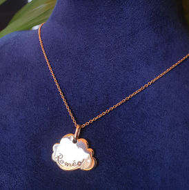 Pendentif en or jaune 18K,  Forme nuage, gravure a la main et diamant champagne
BORDEAUX LEOGNAN