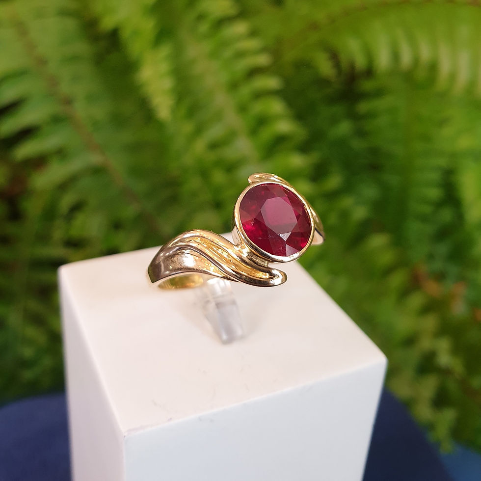 Bague en or jaune, rubis traité au plomb sang de pigeon au centre