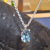 Pendentif en Or blanc 18K et sa chaine, serti d'une aigue marine
BORDEAUX LEOGNAN