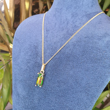 Pendentif en or jaune 18K, et son opale Ethiopienne fumée
BORDEAUX LEOGNAN