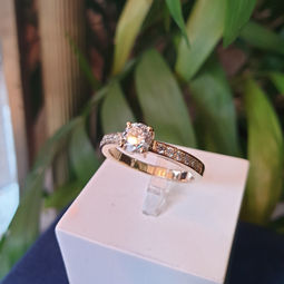 bague de fiançailles en or jaune 18K, diamant centrale taille moderne, entourage de diamants blanc BORDEAUX / LEOGNAN 