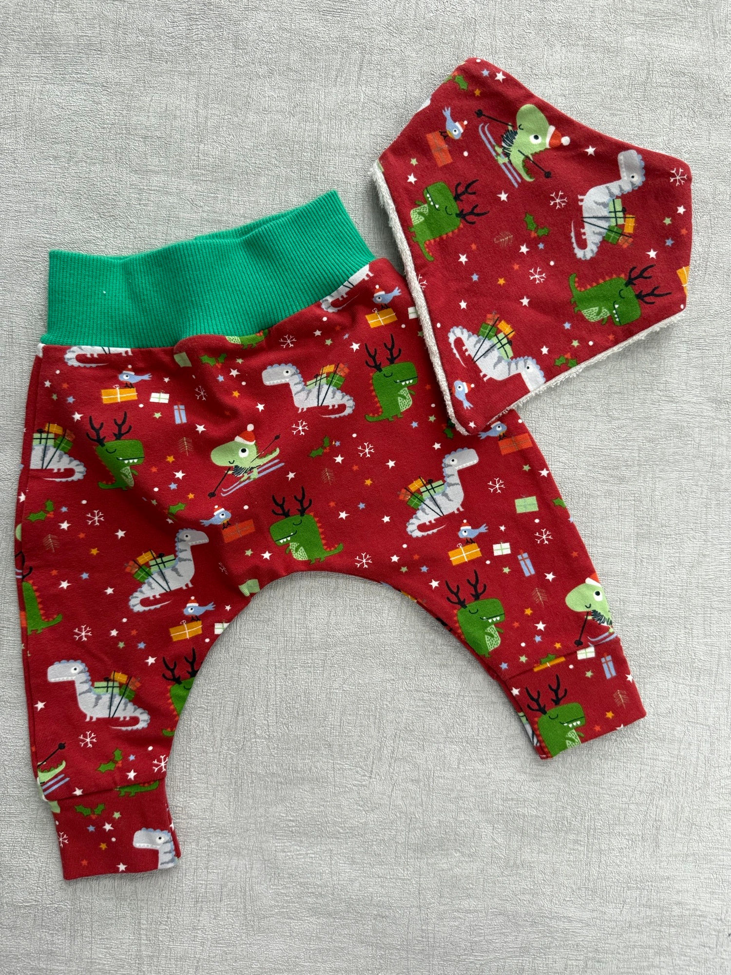 RTP 0-3 xmas dinos harem and bib set