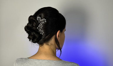 peinado recogido elegante para novias con aplique hecho a mano