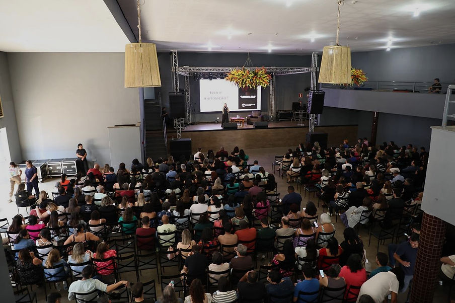 Palestra da NeuroAtivar com muitas pessoas sentadas assintindo.