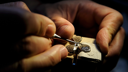 Reparation de bijoux dans un atelier à Orange
