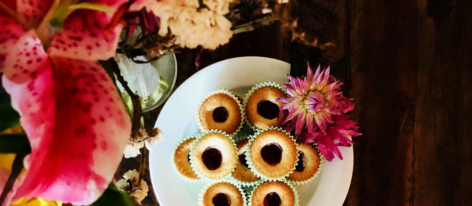 Hallongrottor (Raspberry Thumbprint Cookies)