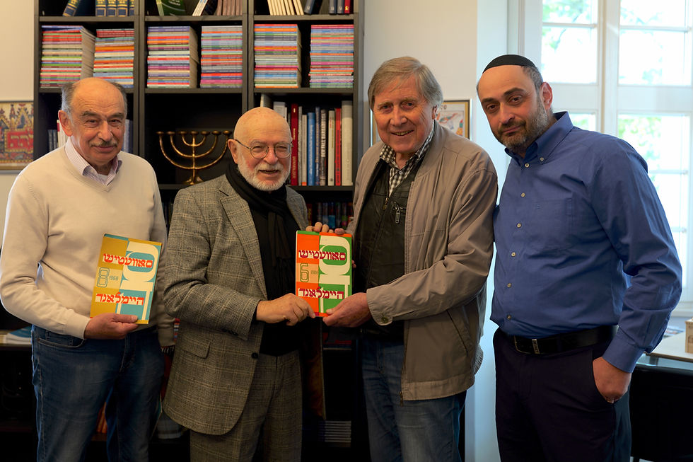 „Sovetish Heymland“-Hefte als Präsent für das Leipziger Ariowitsch-Haus (von links nach rechts): Kunstmaler Efim Kerzhner, der Direktor des Ariowitsch-Hauses, Küf Kaufmann, Schenkender Bernd Weinkauf sowie Jakow Kerzhner, Kunstmaler und Geschäftsführer der Israelitischen Religionsgemeinde Leipzig.