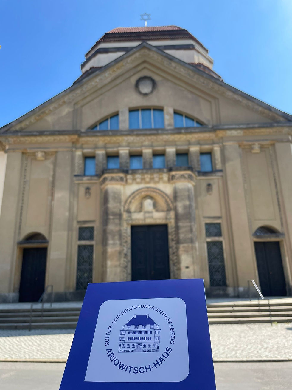 Die Görlitzer Synagoge wurde zwischen 1909 und 1911 vorwiegend in neoklassizistischem Stil errichtet. Anders als die meisten Synagogen in Deutschland überstand sie die Novemberpogrome 1938.