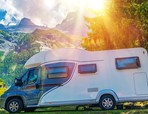 Camping car sur coucher de soleil