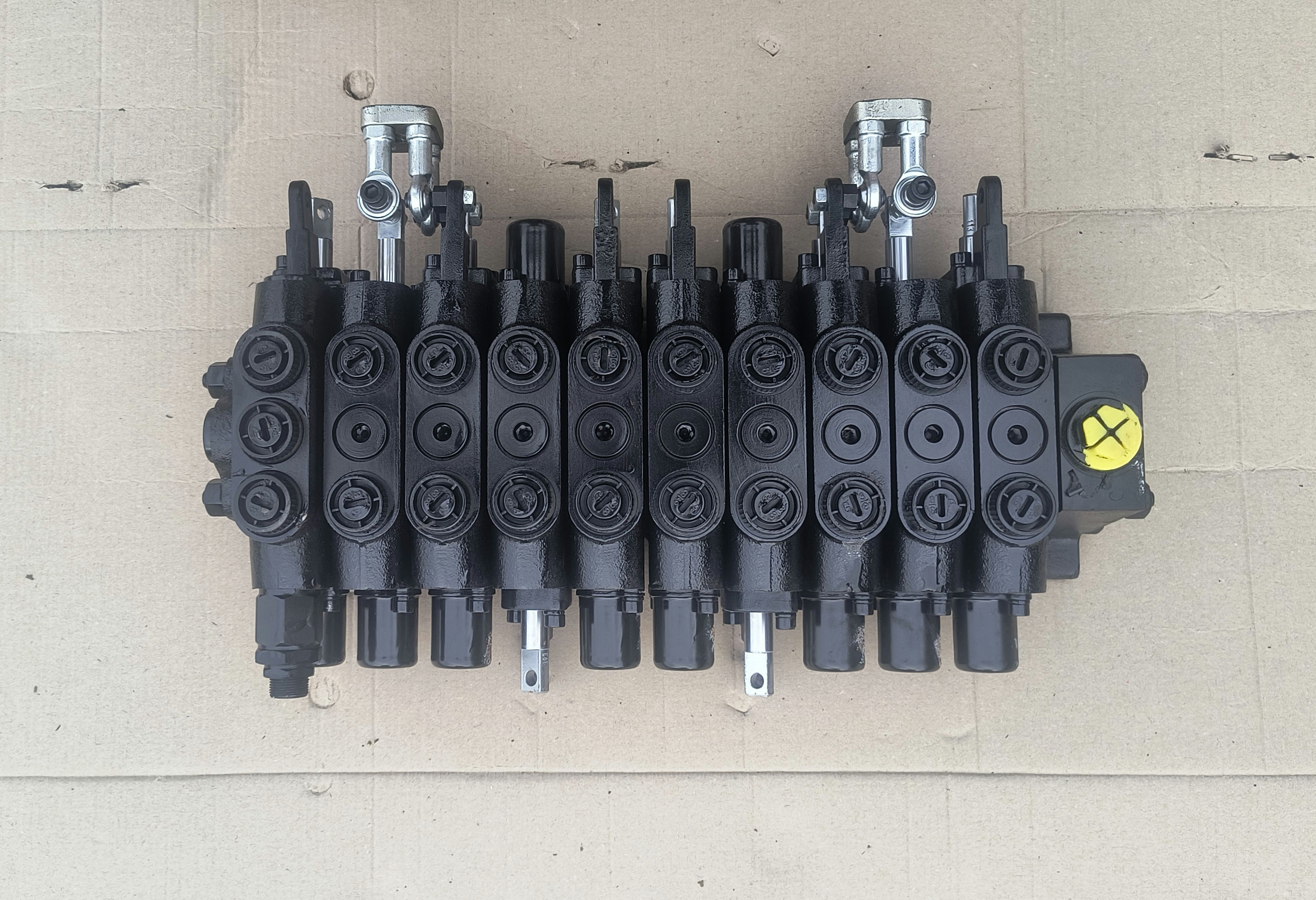 Distributeur 10 fonctions pour mini-pelle