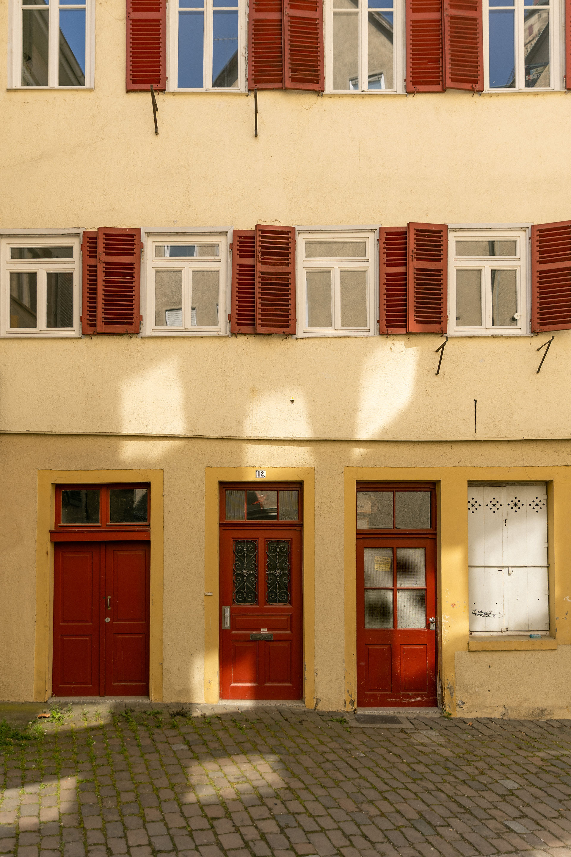 Historische Fassade in der Tübinger Altstadt als Kulisse für Hochzeitsfotos
