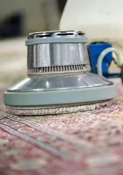 Reinigungsgerät auf Orientteppich – Gründliche Tiefenreinigung von Teppichen in Nürnberg.
