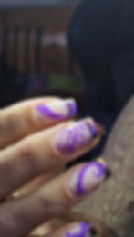 Redressement d'ongle crochu, nail art... (Gel paint de mauvaise qualité, beaucoup trop épais pour faire des tracés délicat.) On fait avec les moyens du bord !
