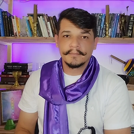 Frater Vagnêr Silva, mestre esotérico e fundador da Fraternidade do Escaravelho, durante ensinamento espiritual.