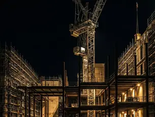 Retards de chantier : responsabilités, pénalités et assurance pertes financières pour les PME