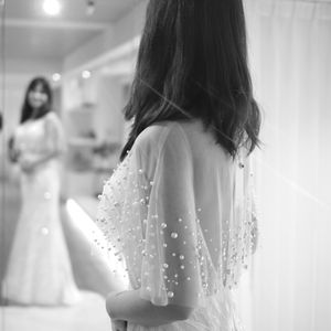 #水波紋蕾絲 #時尚輕白紗 #珍珠罩衫 #細肩帶款