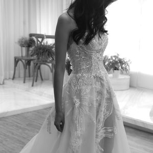 #大花蕾絲 #銀光閃耀珠飾 #時尚清透白紗