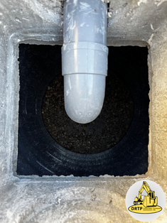 Création d'un puisard et installation de caniveaux permettant de récupérer les eaux de ruissellement en direction du puisard.