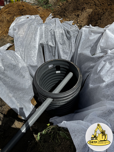Viabilisation d'une nouvelle maison (eau, électricité, fibre et raccordement au tout-à-l'égout).
Création d'un puisard permettant d'épandage des eaux pluviales dans le sol.
