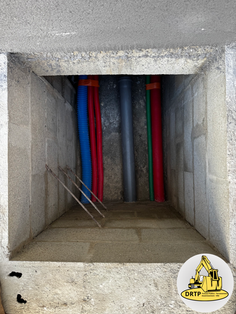 Viabilisation d'une nouvelle maison (eau, électricité, fibre et raccordement au tout-à-l'égout).
Création d'un puisard permettant d'épandage des eaux pluviales dans le sol.