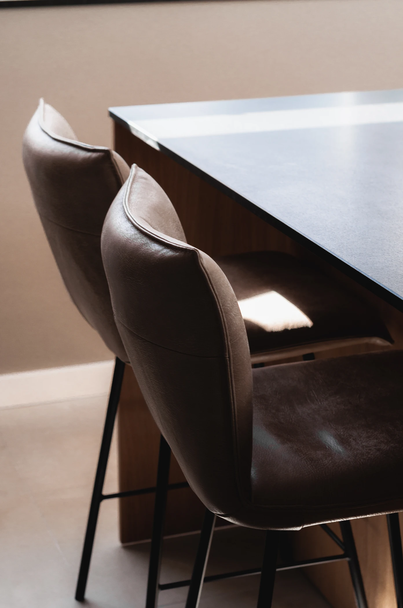 Interieurfoto van bruinkleurige barstoelen