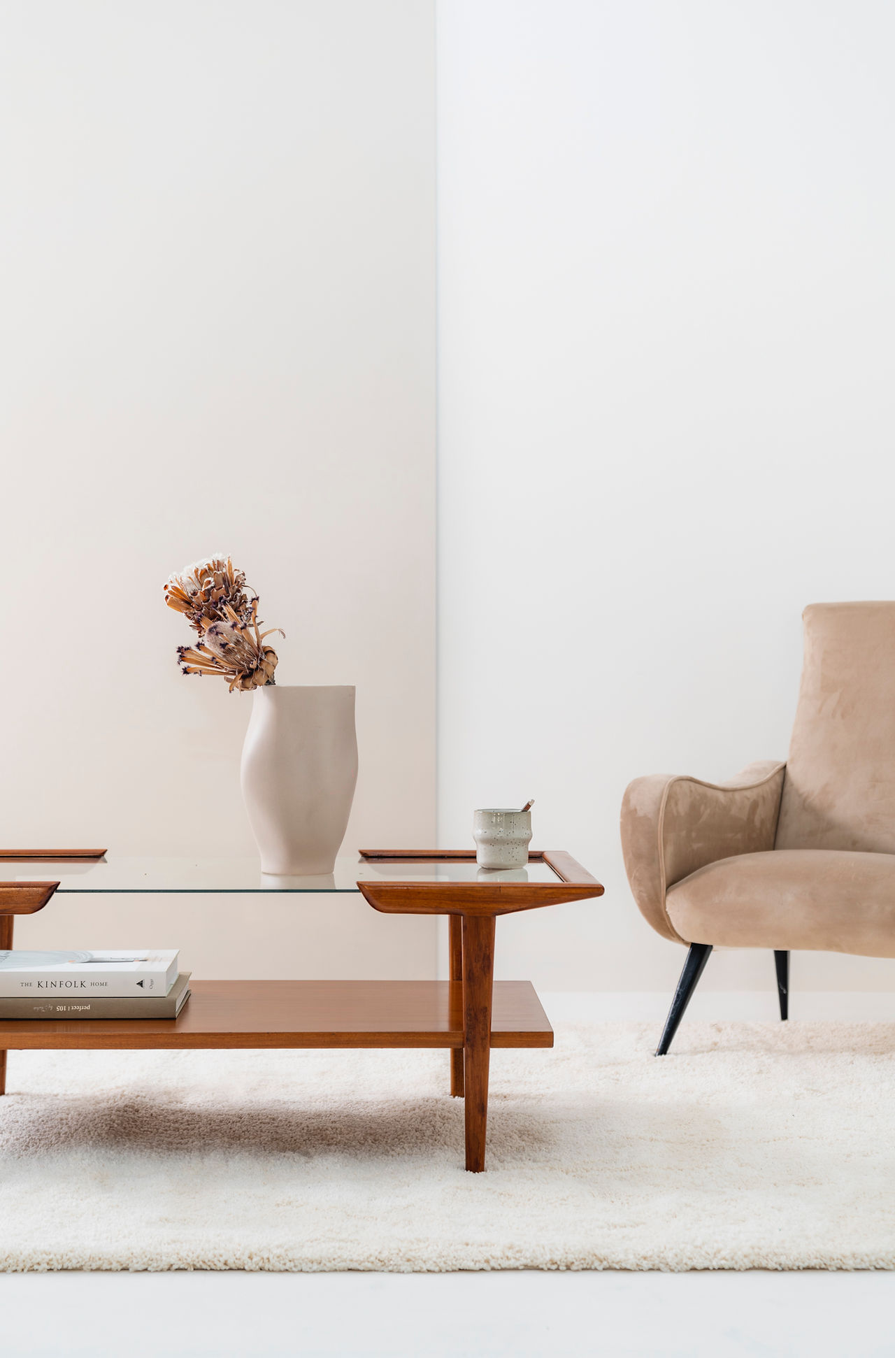 Interieurfoto's maken: houten tafel met vaas en beige fauteuil 