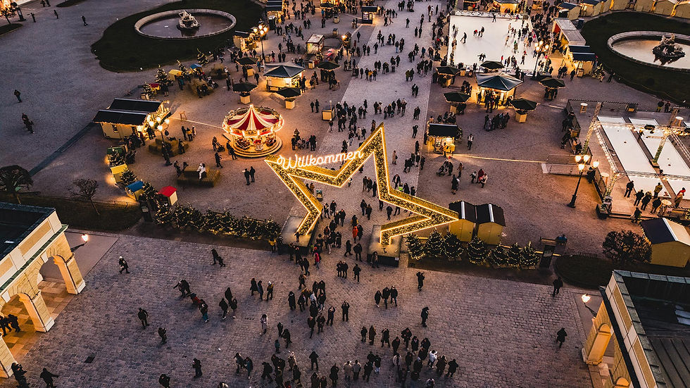 Weihnachtsmarkt Schloss Schönbrunn mit Ständen und Leuchtstern in der Dämmerung