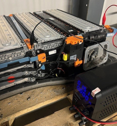 ED3 battery connected to a CV/CC power supply.