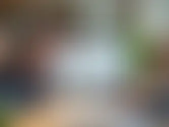 Equipe de marketing digital discutindo estratégias de brand awareness em sala moderna com computador e gráficos na tela