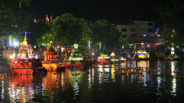 LOY KRATHONG - FESTIVAL SVĚTEL