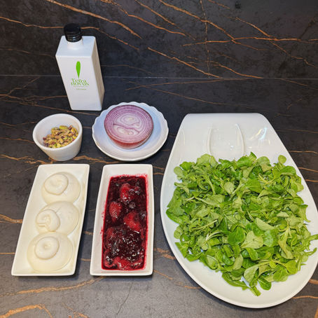 Ensalada de canónigos, burrata y coulis de frutos rojos con AOVE Lecciana
