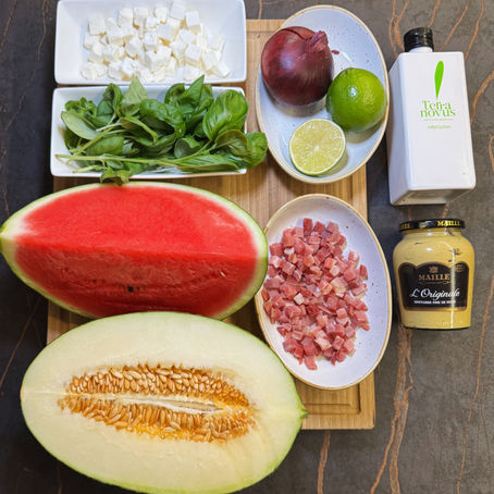 Ensalada fresca de sandía, melón, bacon crujiente y queso feta con aliño de lima, mostaza y AOVE variedad arbequina