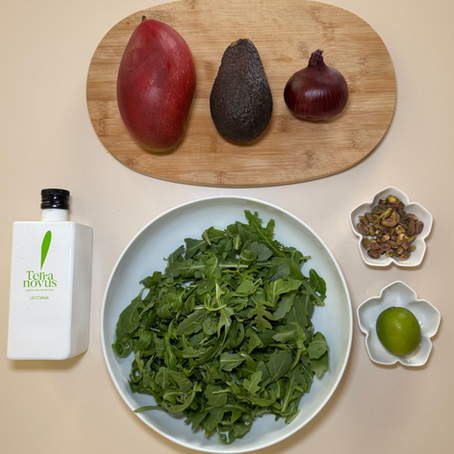 🥭 Ensalada de rúcula, mango y aguacate con pistachos y cebolla encurtida