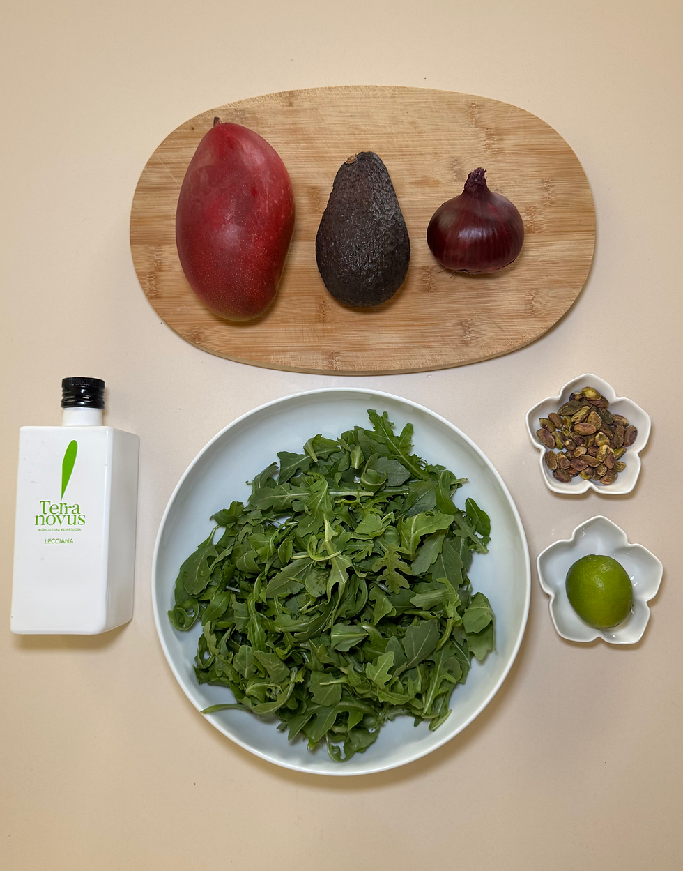Ingredientes: mango, aguacate, cebolla, pistacho, lima, rúcula, aceite de oliva virgen extra