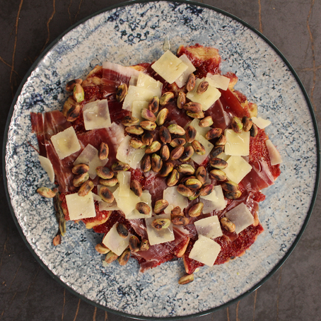 ENSALADA DE HIGOS, JAMÓN IBÉRICO, PARMESANO Y PISTACHOS