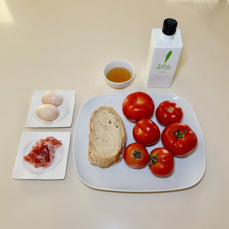 Salmorejo tradicional con AOVE, jamón y huevo