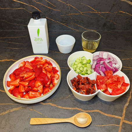 Gazpacho de fresas con aceite de oliva virgen extra